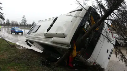 Isparta’da askeri minibüs devrildi! Mahkumlar ve jandarmalar hastanede