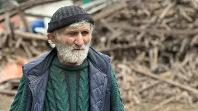 Evinden 20 Kamyon Çöp Çıkarılmıştı! 76 Yaşındaki Adam Çatıdan Düşerek Hayatını Kaybetti