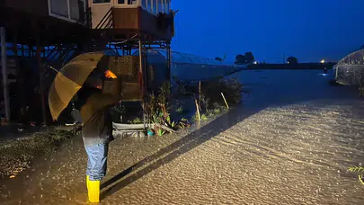 Antalya'da sağanak, yolları gölet gibi yaptı! Seralar ve evler zarar gördü