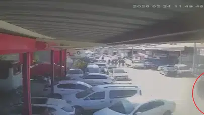 Saniyelerle felaket! Motosikletler çarpıştı, sürücüler savruldu