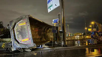 İstanbul'da kaygan yolda feci kaza! Hafriyat kamyonu devrildi
