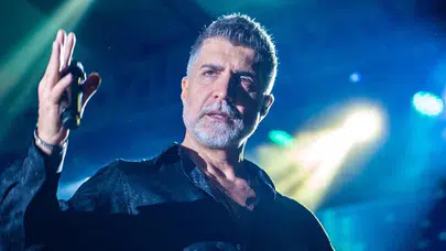 6 Şubat’ı unutmadı... Özcan Deniz sahnede gözleri doldurdu!