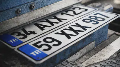 2026 PLAKA BASIM ÜCRETİ NE KADAR OLDU? APP plaka değişimi zorunlu mu, plaka yenileme maliyeti kaç TL, son tarih ne zaman?
