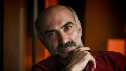 EŞREF RÜYA ÖLÜ YAŞAR GERÇEKTE KİM! Erol Babaoğlu kimdir, kariyeri nasıl başladı, hangi dizilerde yer aldı?