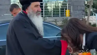 İDİL BELEDİYE BAŞKANI HRİSTİYAN MÎ? Türkan Kayır hangi partiden, Başpiskopos Melke Ürek kim, el öpme saygı mı, tepki mi?