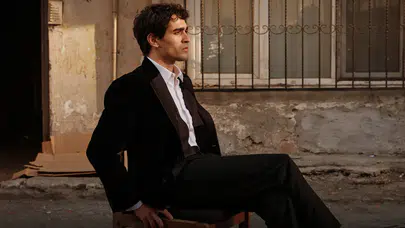 Sosyal medya ikiye bölündü: Delikanlı dizisi çalıntı mı tartışması!