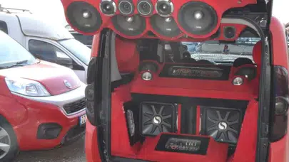 Trafikte dikkat çeken dev ses sistemi sürücüyü zor durumda bıraktı