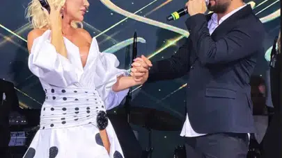 Seda Sayan Sahnesinde Büyük Karışıklık! Evlilik Tarihini Unutunca Kahkahalar Yükseldi