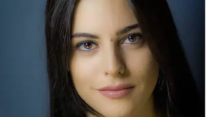 NAZ ÖZGÜLÜŞ OYNADIĞI DİZİLER! Veliaht dizisinin Firuze’si Naz Özgülüş kimdir, kaç yaşında, aslen nereli?