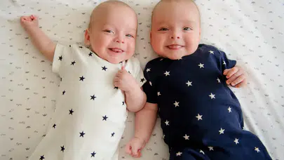 RÜYADA İKİZ ERKEK ÇOCUĞU GÖRMEK! Rüyada Kucağında, İkiz ve Sarışın Erkek Bebek Görmek