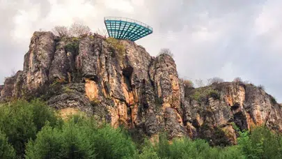Genç kız 80 metre yüksekliğindeki cam terastan kendini boşluğa bıraktı
