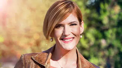 Özge Uzun Kimdir, Kaç Yaşında, Nereli, Evli Mi? Türk TV ve Haber Sunucusu Özge Uzun’un Hayatı, Kariyeri ve Ekran Yolculuğu