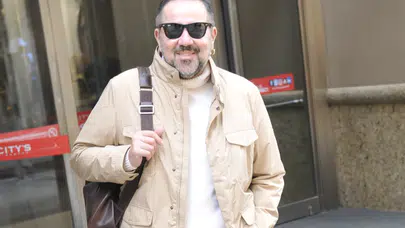 Ata Demirer sahne kostümlerini çocukların eğitimi için bağışlıyor