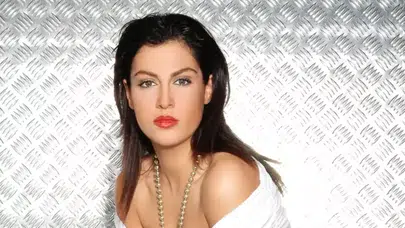 TUĞBA EKİNCİ KİMDİR, NERELİ, KAÇ YAŞINDA? Ne iş yapıyor, evli mi, hangi şarkılarla ünlü oldu?