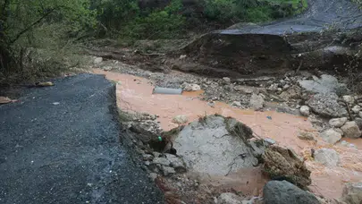 Hatay'da Sağanak Sonrası Büyük Hasar: Köprü Çöktü, Yol Kullanılamaz Hale Geldi!
