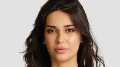 Devrim Özkan’ın Yükselişi: Rol Aldığı Yapımlar, Estetik İddiaları ve Ailesi Hakkında Bilinenler