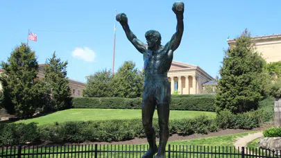 ROCKY HEYKELİ NEDEN YAPILDI, NEREDE BULUNUYOR? Sylvester Stallone ve Rocky Film Serisinin İlham Veren Hikâyesi