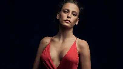 Paris Moda Haftası’nda Serenay Sarıkaya rüzgârı! Tarzı sosyal medyayı salladı