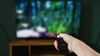 Pazar Akşamı Zirve Yine Değişmedi! Final Yapan Sahtekarlar Reytingde Sürpriz Yaptı