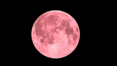 Gökyüzü bu gece büyüleyecek: Pembe ay heyecanı zirvede!