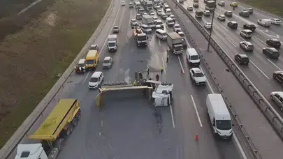 TEM Otoyolu’nda Kaza! Eyüpsultan’da Hafriyat Kamyonu Devrildi