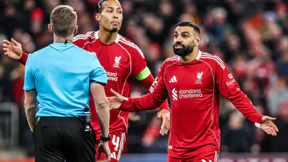 VAR kararı geceye damga vurdu: Liverpool’un golü iptal edildi!