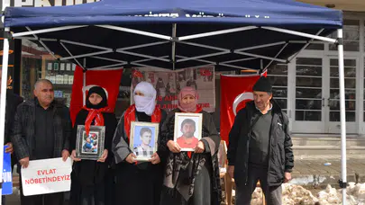 Muş'ta evlatlarına kavuşmak isteyen aileler DEM Parti önündeki eylemlerine devam ediyor