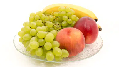 RÜYADA ÜZÜM VE ŞEFTALİ GÖRMEK NE ANLAMA GELİR? Siyah Üzüm Görmek, Üzüm Salkımı, Üzüm Asması, Mor Üzüm ve Üzüm Yemek Ne Demek?