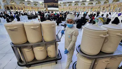 Zemzem Suyu İçme Adabı Nedir, Ayakta İçilir Mi Oturarak İçilir Mi, Hadislerde Zemzem Nasıl Geçiyor?