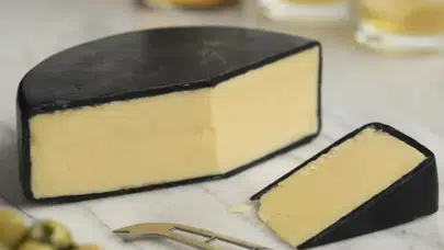 SİYAH PEYNİR NEDİR? Özellikleri neler, faydaları ve besin değeri nasıldır?