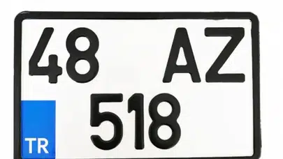 KARE PLAKALAR YASAK MI? 2026 APP plaka cezası ne kadar, kare plaka cezası var mı ve hangi araçlarda kullanılır?