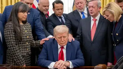 Beyaz Saray’da Trump’ın etrafında dikkat çeken dua sahnesi