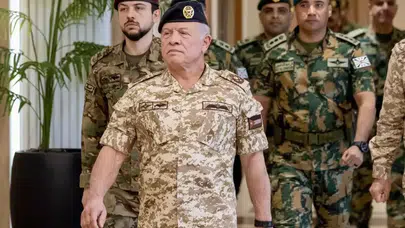 Savaşın Gölgesinde Dikkat Çeken Görüntü! Ürdün Kralı 2. Abdullah Asker Üniforması Giydi