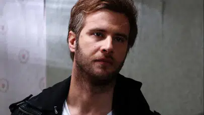 ÖZGÜR ÇEVİK KİMDİR, KAÇ YAŞINDA, NERELİ? Ne iş yapıyor, mesleği ne, hangi dizi ve filmlerde oynadı?