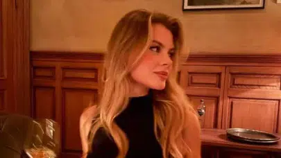 Galatasaraylı yıldızın yanında görülen Simge Esin’in kariyeri şaşırttı