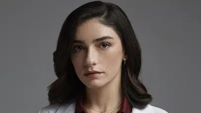 HAZAR ERGÜÇLÜ KAÇ YAŞINDA, ASLEN NERELİ? Burcu ne, boyu kaç cm, kaç kilo, hangi dizi ve filmlerde oynadı?