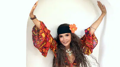 Yonca Evcimik’ten 90’lar nostaljisi sahneye taşınıyor