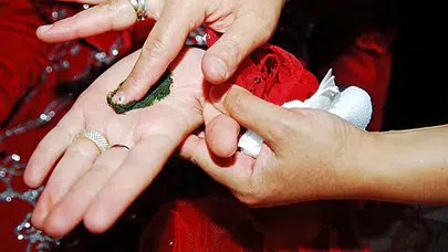 RÜYADA YOĞRULMUŞ KINA GÖRMEK NE ANLAMA GELİR! Kına Yakmak Yorumu Nedir?