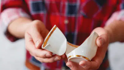 RÜYADA KIRILAN BARDAK GÖRMEK! Kırılması Ne Anlama Gelir? Çay Bardağı, Porselen Bardak, Bardak Sapı ve Düşüp Kırılan Bardak Görmek Ne Demek?