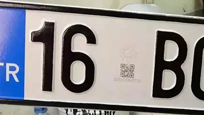 Plakanın Sol Köşesindeki Küçük İşaret Gerçeği Ele Veriyor