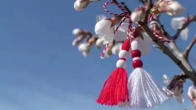 Bileklerde kırmızı beyaz moda: Marteniçka geleneği baharla birlikte geri döndü