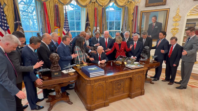 Oval Ofis’te karar saatleri öncesi Trump’ın etrafında dua çemberi