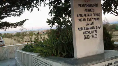 Kayalığın Zirvesindeki Türbe: Abdülvahhab Gazi’nin Mucizevi Defin Süreci