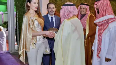 Davetten Paylaşılan Fotoğraflar Gündem Oldu! Büyükelçinin Kıyafeti Tartışıldı