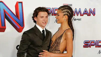 Paris Moda Haftası’nda Gündem Oldu! Zendaya’nın Yüzüğü Evlilik İddialarını Alevlendirdi