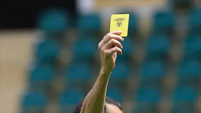 OYUNA GİRMEDEN KART GÖREN OYUNCUYA NE OLUR! İkinci Sarı Kartta Oyundan Atılır mı, Kırmızı Kart Olur mu?