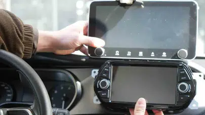 MULTİMEDYA EKRANI CEZASI VAR MI! Torpido üstü ekranlar yasak mı, suç mu, araç içi ekran söktürmek gerekiyor mu?