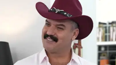 Kırmızı Kovboy Şapkasıyla Yemekteyiz’e Damga Vurdu!