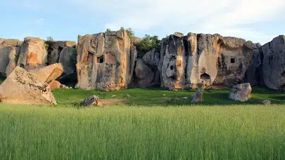 Friglerin Gizemli Dünyası! Afyon’daki Aslantaş ve Yılantaş Büyülüyor