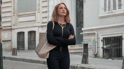 SERENAY SARIKAYA SON DİZİSİ NE? Netflix dizisi Kimler Geldi Kimler Geçti fragmanı, konusu ve çıkış tarihi ne?